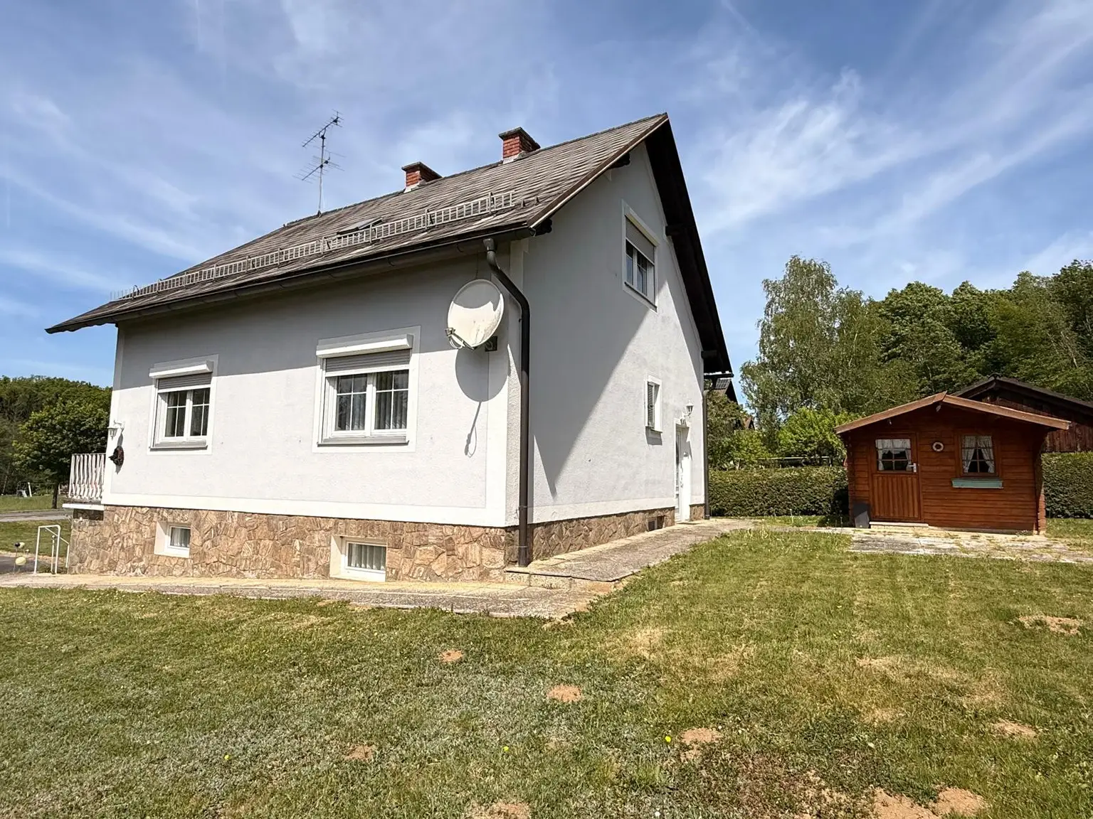 Ansicht mit Gartenhütte