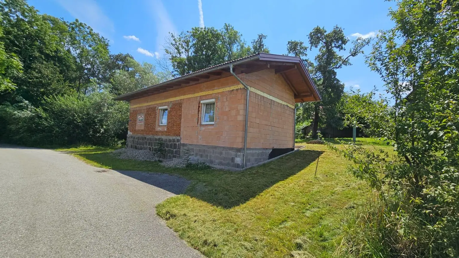 Innviertel-Highlight! Schöner neuwertiger Bungalow mit gr. Garage und schönem Garten in Eggerding nahe Andorf und Schärding zu verkaufen!