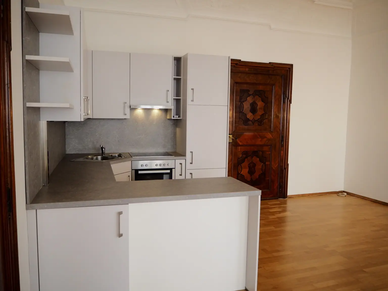 Elegante Loft-Wohnung mit Stuckdecken & Intarsientüren
