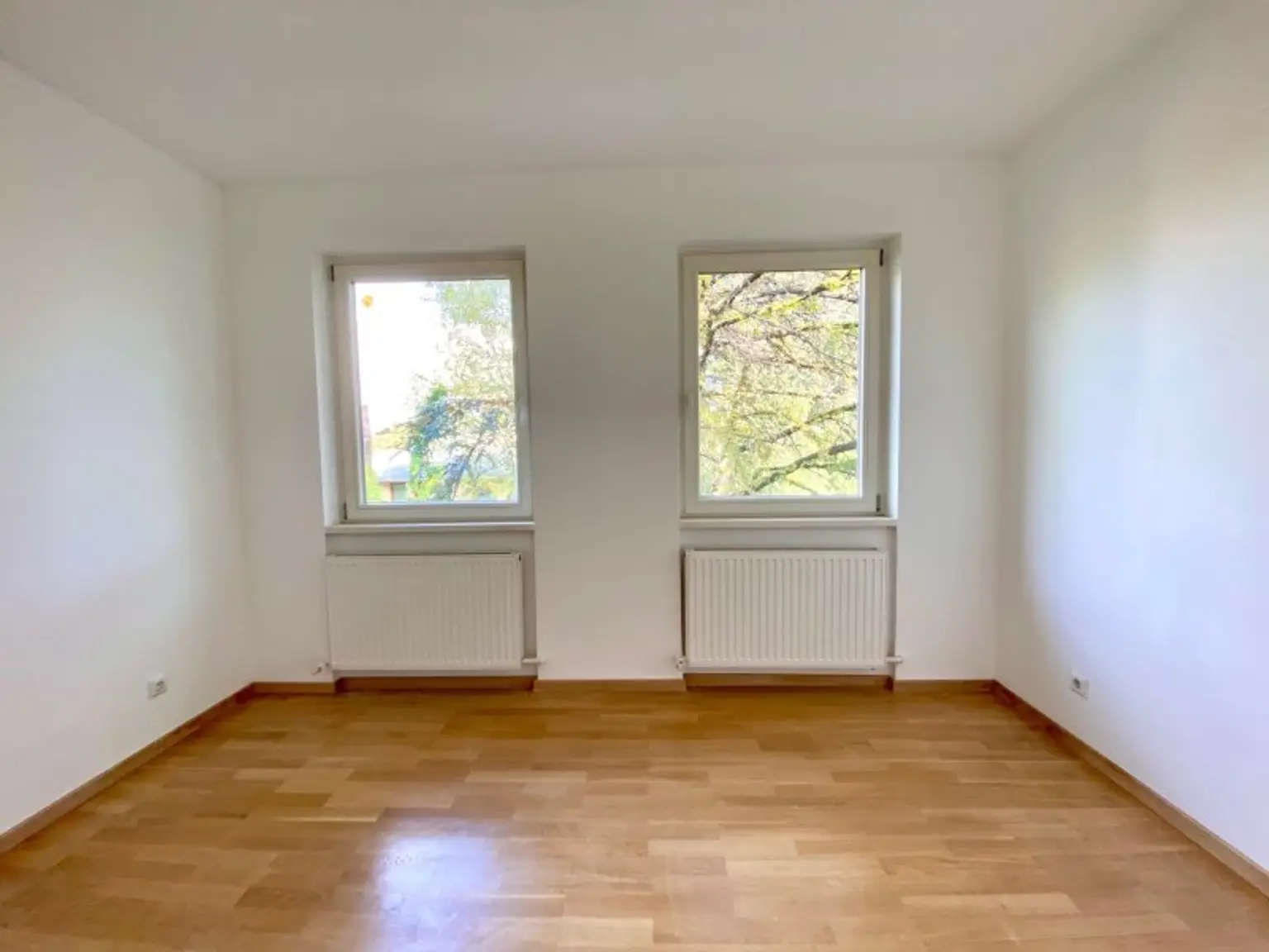 FÜR SINGLES ODER PAARE MIT FIXEM EINKOMMEN - GROSSZÜGIGE WOHNUNG MIT TERRASSE