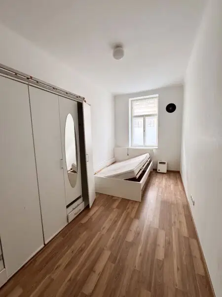 Renovierungsbedürftige Zwei-Zimmer-Wohnung im Erdgeschoss mit Garten, Nähe U3 Hütteldorfer Straße!
