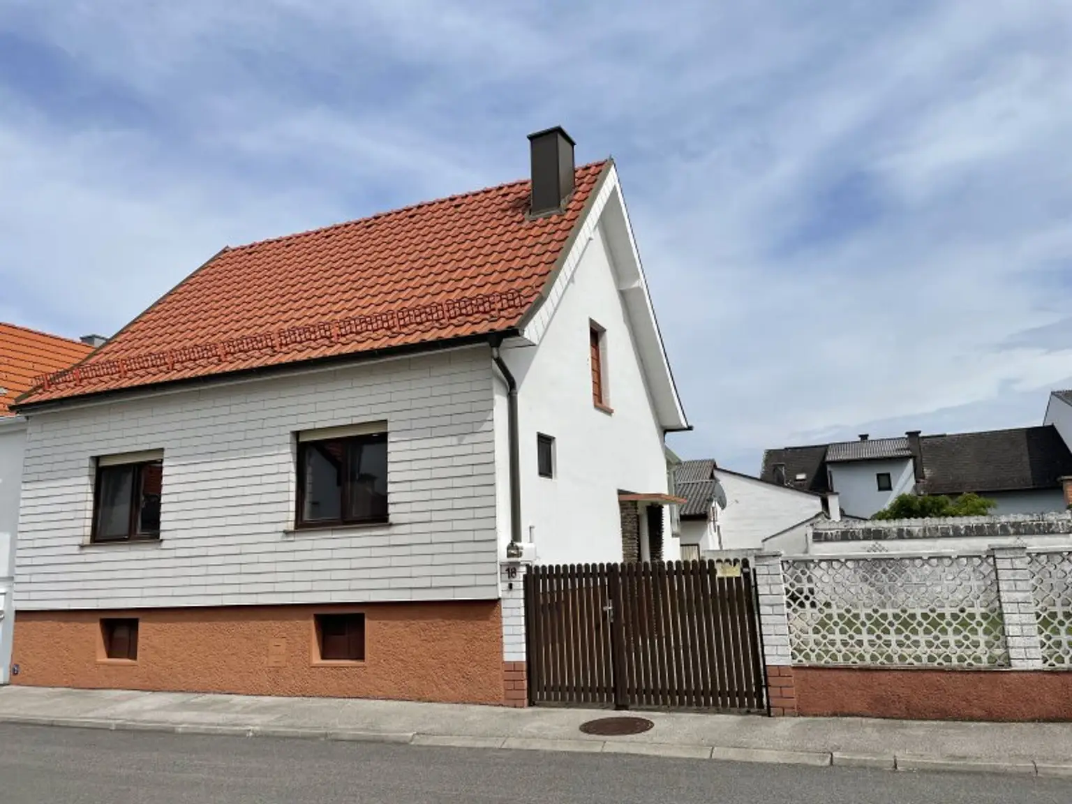 GEPFLEGTES EINFAMILIEN-HAUS MIT GARTEN UND GARAGE - RUHELAGE!