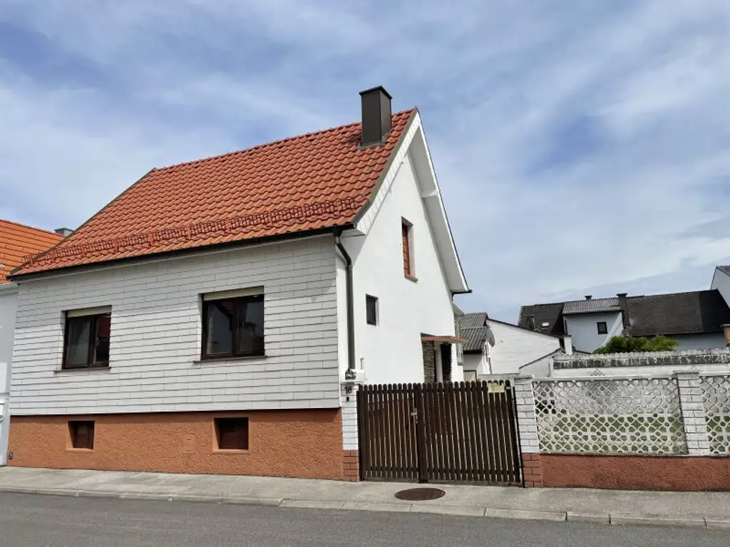 GEPFLEGTES EINFAMILIEN-HAUS MIT GARTEN UND GARAGE - RUHELAGE!
