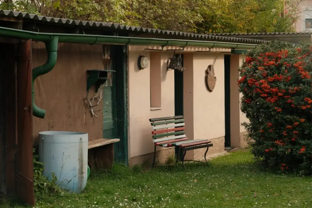 Zistersdorf: A5 - Nähe: großzügiges Wohnhaus ( 2 Wohneinheiten ) mit traumhaften Garten, Garage und Werkstatt