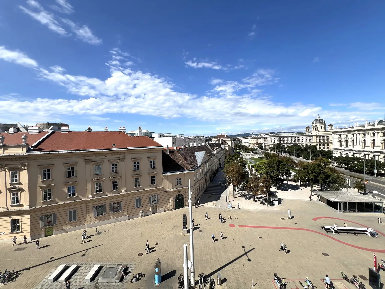 UNBEFRISTET: Prachtvolle, klimatisierte 5-Zimmer-Wohnung mit fantastischer Stadtaussicht / Beautiful air-conditioned 5-room flat with fantastic city view