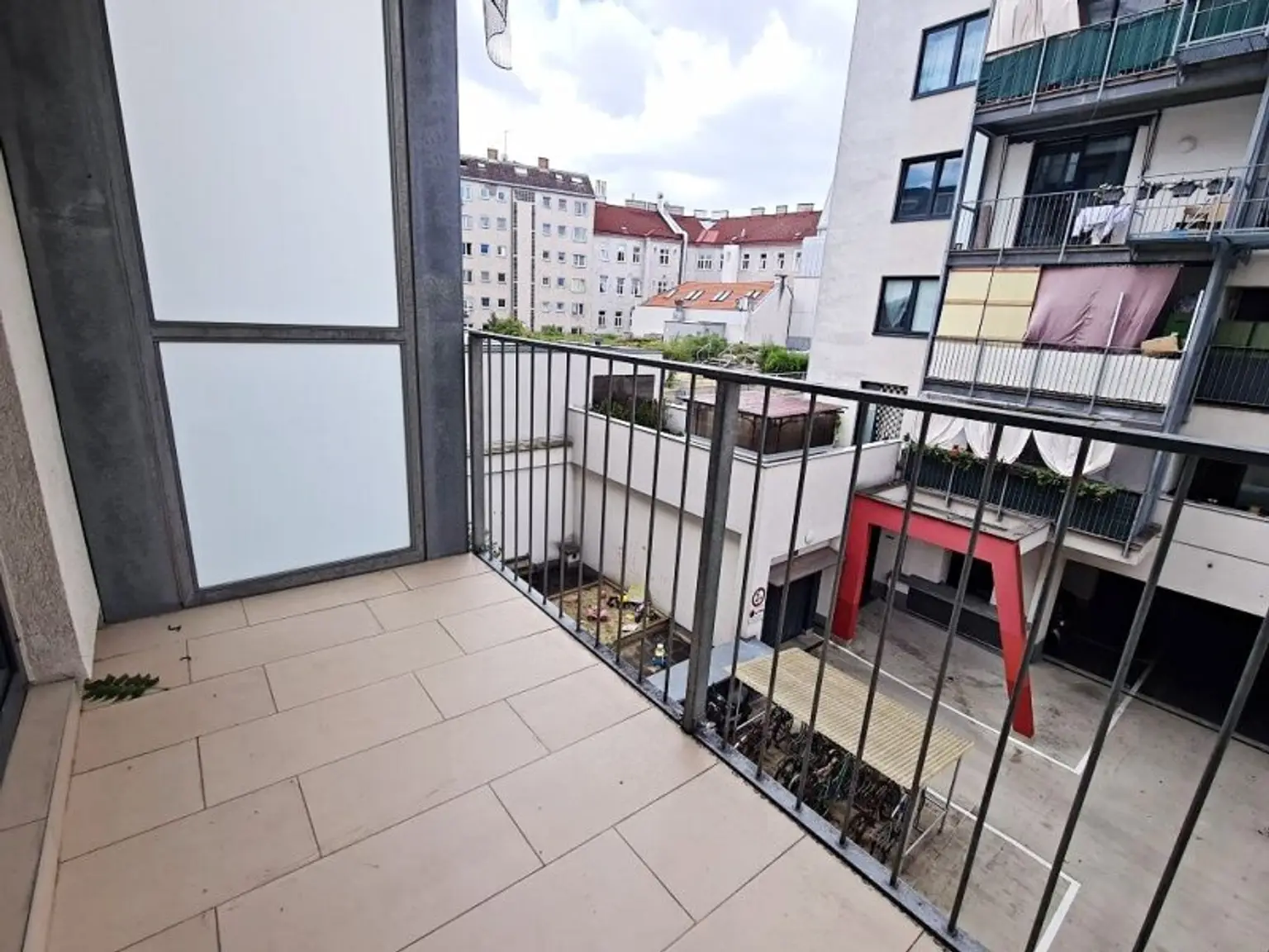 U1-NÄHE, gepflegte 68 m2 Neubau inkl. 4 m2 Loggia, 2 Zimmer, Wannenbad, Parketten, 2. Liftstock, Humboldtgasse