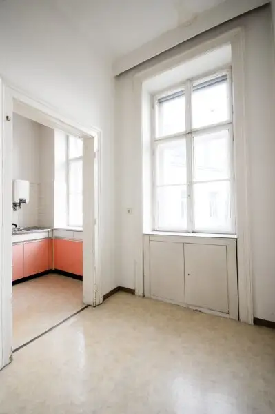 3-ZIMMER-ALTBAU MIT BALKON - SANIERUNGSBEDÜRFTIG IN TOP LAGE!