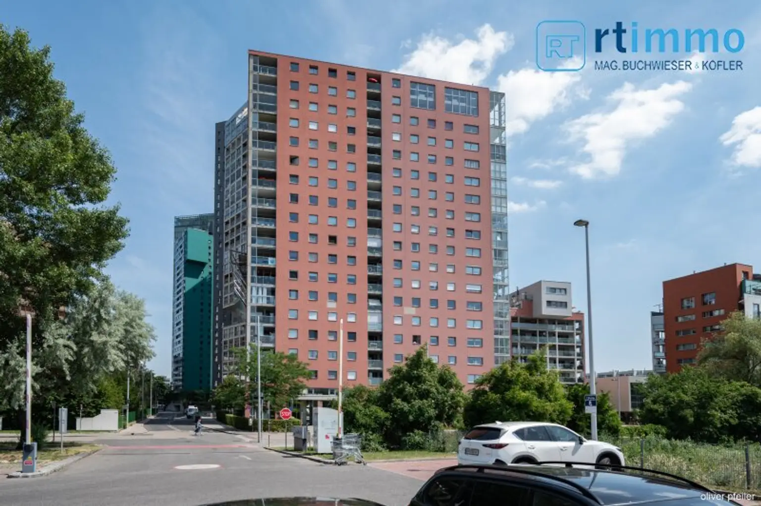 Himmelblau überall, 104m² mit über 23m² Freifläche auf 3,5 Zimmern. Atemberaubender Ausblick soweit das Auge reicht!
