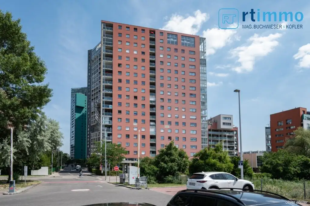 Himmelblau überall, 104m² mit über 23m² Freifläche auf 3,5 Zimmern. Atemberaubender Ausblick soweit das Auge reicht!