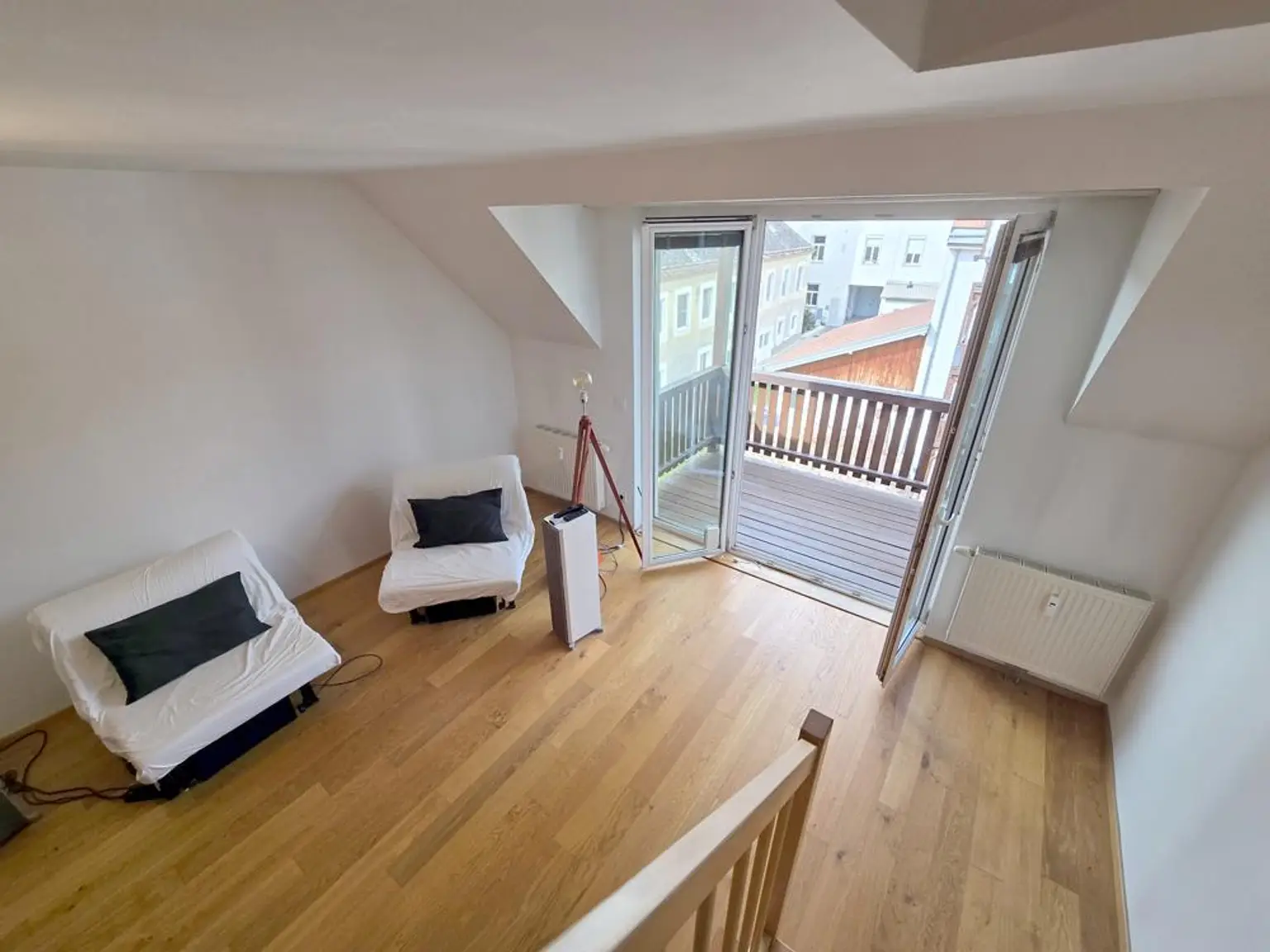 Blick ins Wohnzimmer und auf Balkon