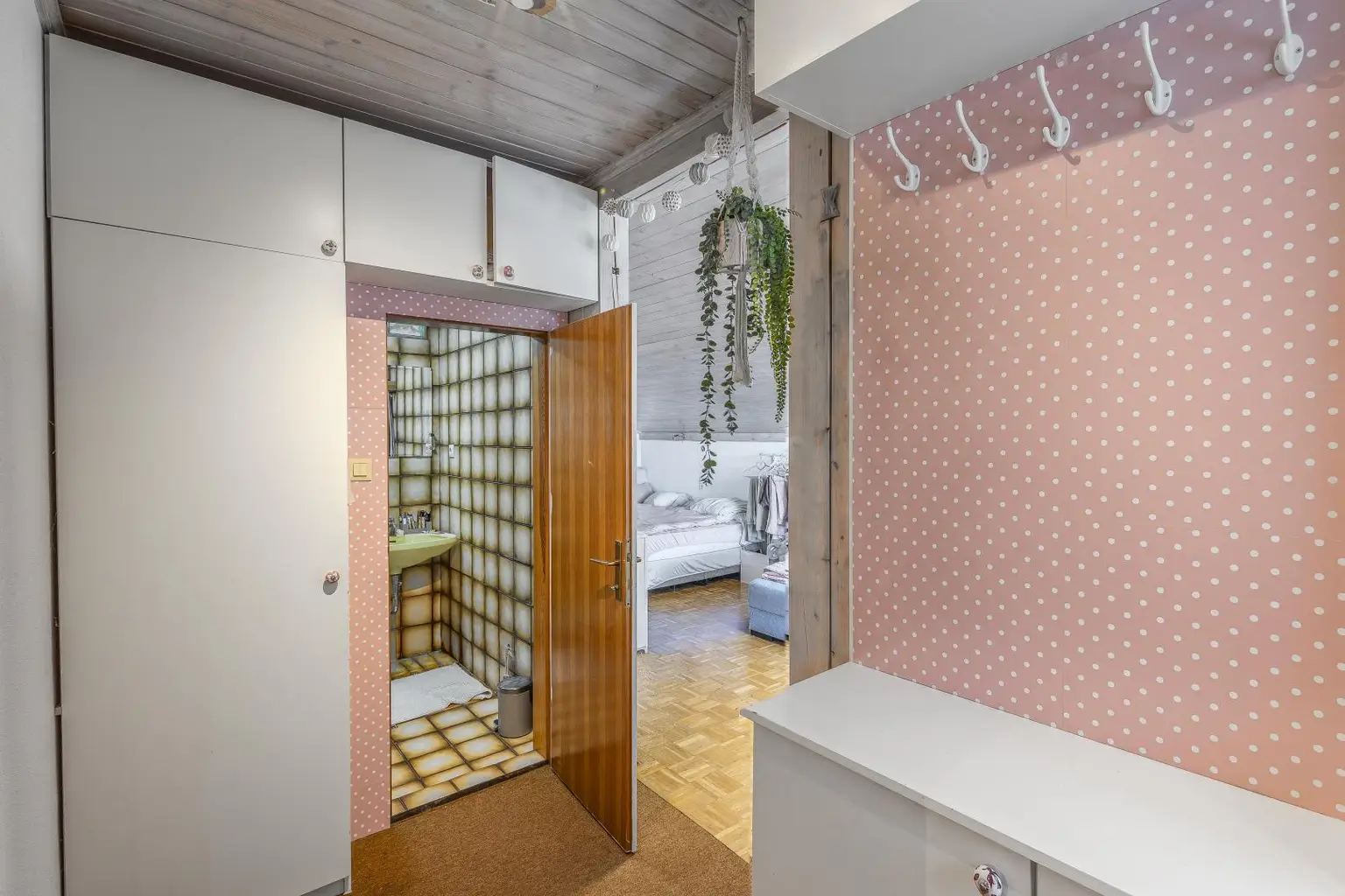 Zimmer 1 OG, Vorraum