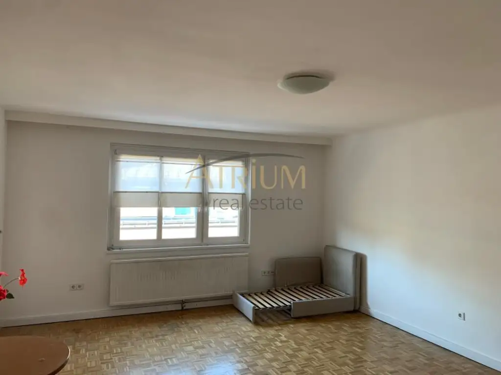 Helle 2-Zimmer-Wohnung mit Lift, Klimaanlage und Ruhelage