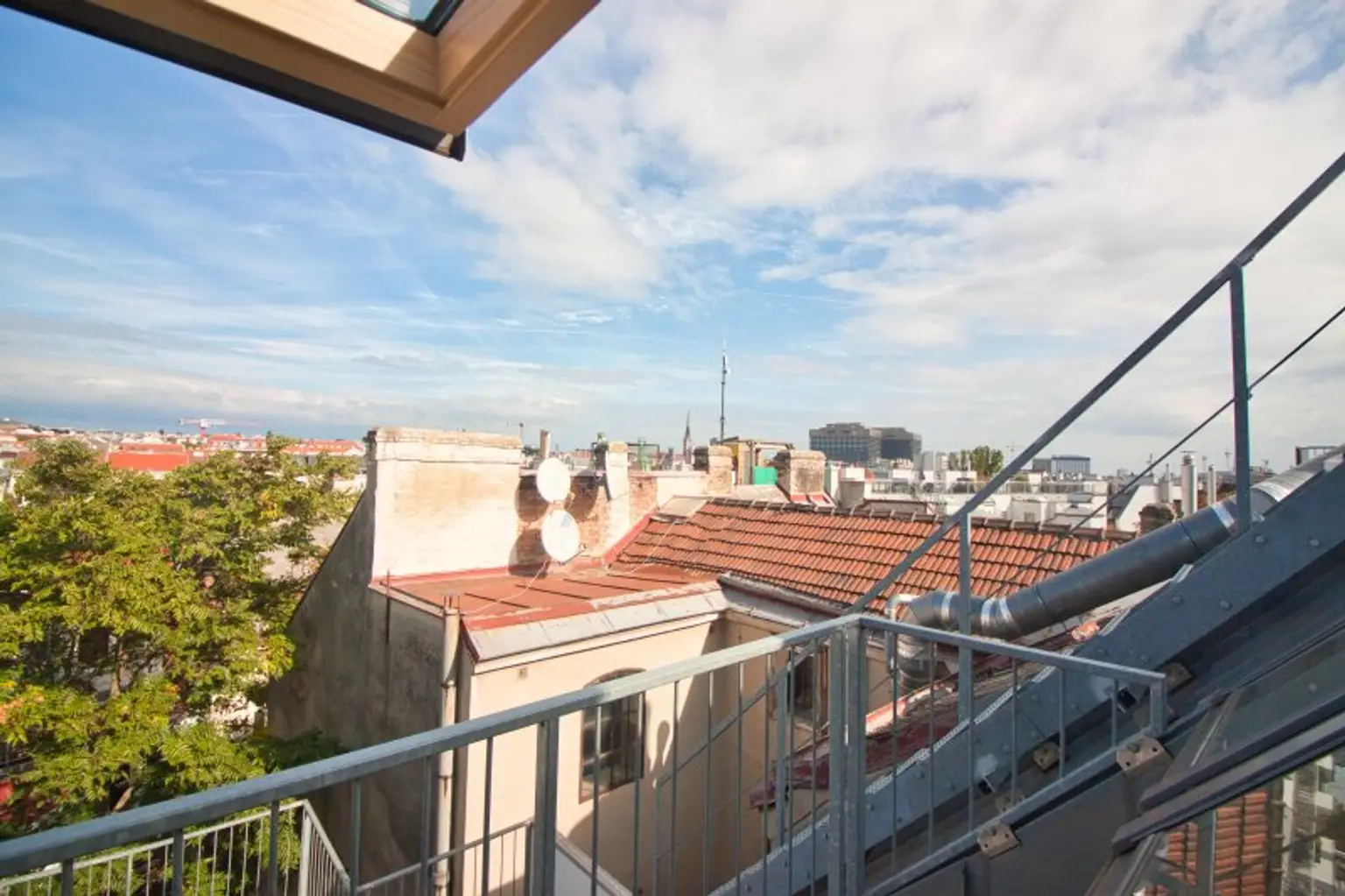Helle, großzügige Maisonette-Wohnung mit 2 Bädern | ~ 20 m² große, private Terrasse direkt auf Wohnebene | Nahe Elterleinplatz