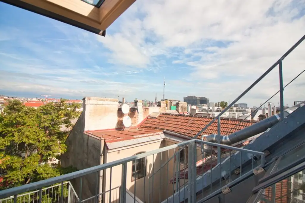Helle, großzügige Maisonette-Wohnung mit 2 Bädern | ~ 20 m² große, private Terrasse direkt auf Wohnebene | Nahe Elterleinplatz