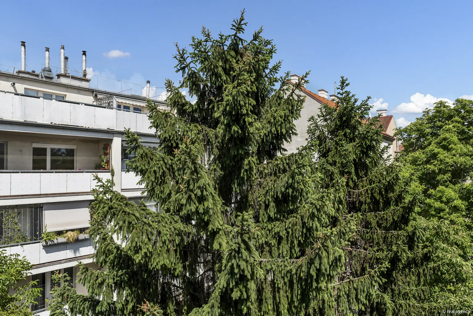 Stilvolle Dachgeschoss-Maisonette mit Galerie und drei Freiflächen