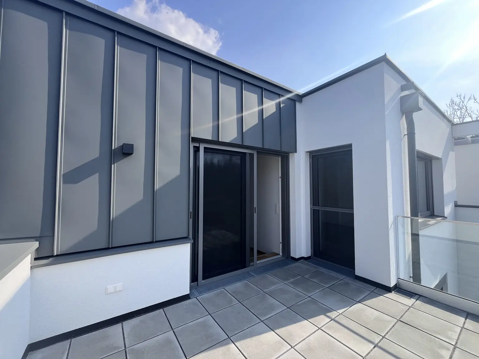 Erstbezug !! Traumhafte Doppelhaushälfte , Wohnkeller  mit Garten und 2 Stellplätzen!