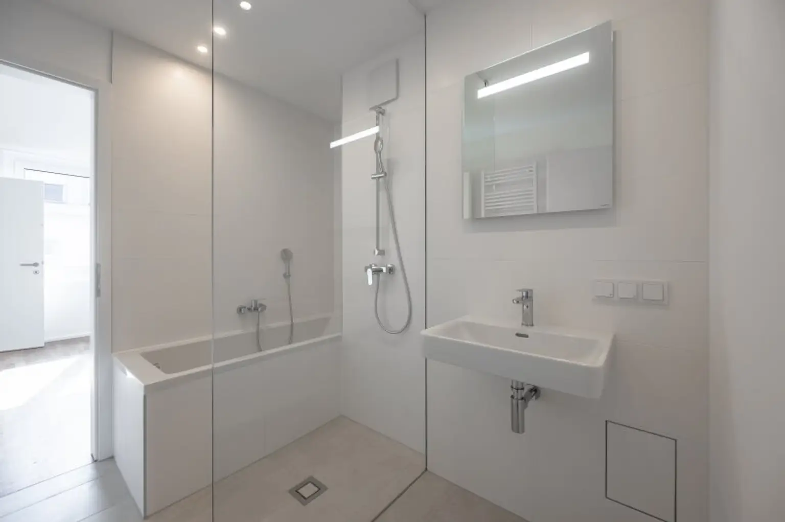 ++MOLLARD 50++ Stylish 3-room Apartment in Prime City Location (1/25)