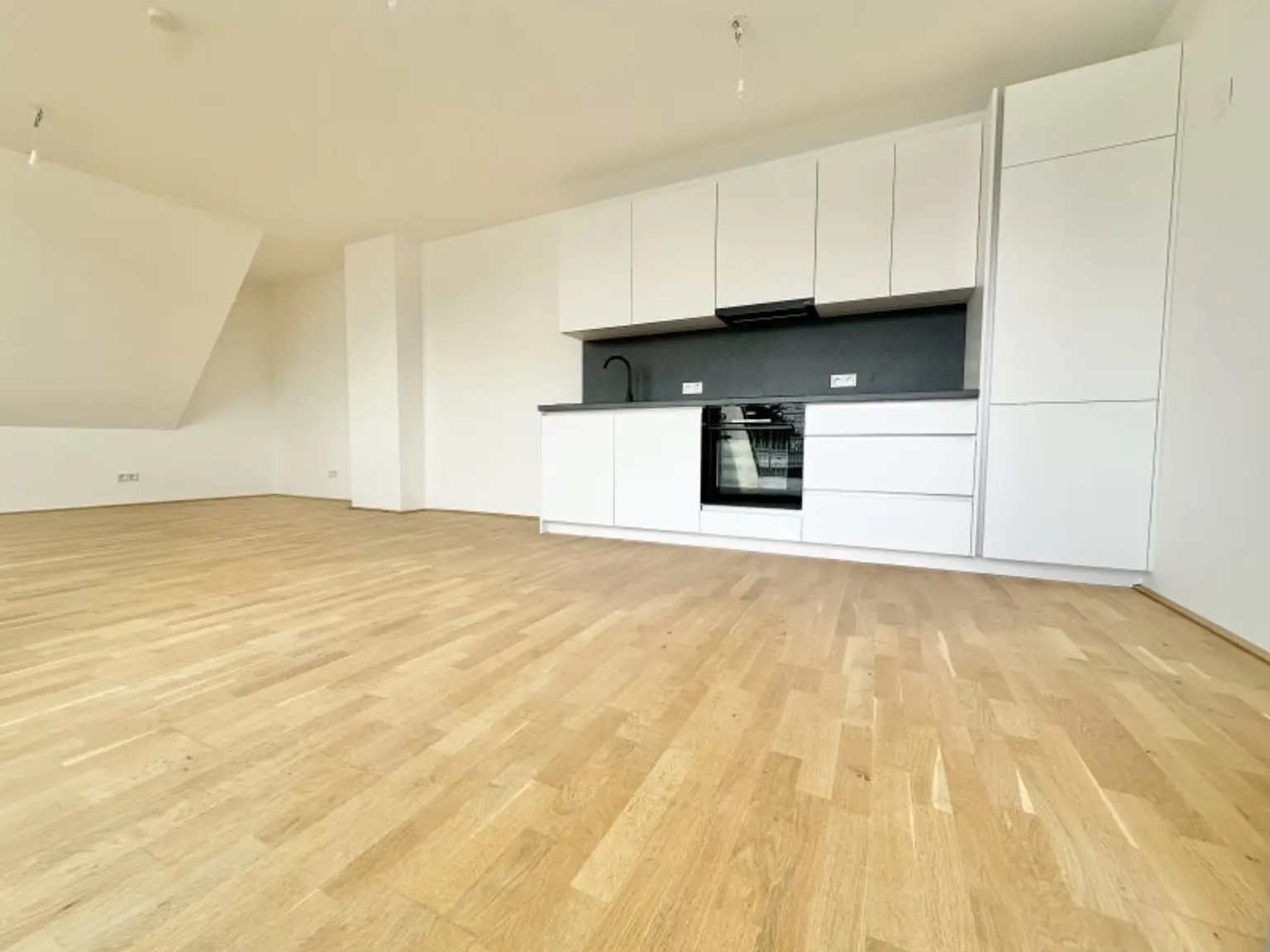 AB SOFORT BEZIEHBAR!! Traumhafte Dachgeschosswohnung inkl. sehr großer Terrasse! Tolle Anbindung - U1 Kagranerplatz!!