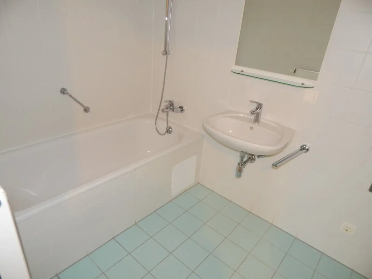 "PROVISIONSFREI" Helle und ruhige 3 Zimmer Terrassenwohnung mit Tiefgaragenplatz