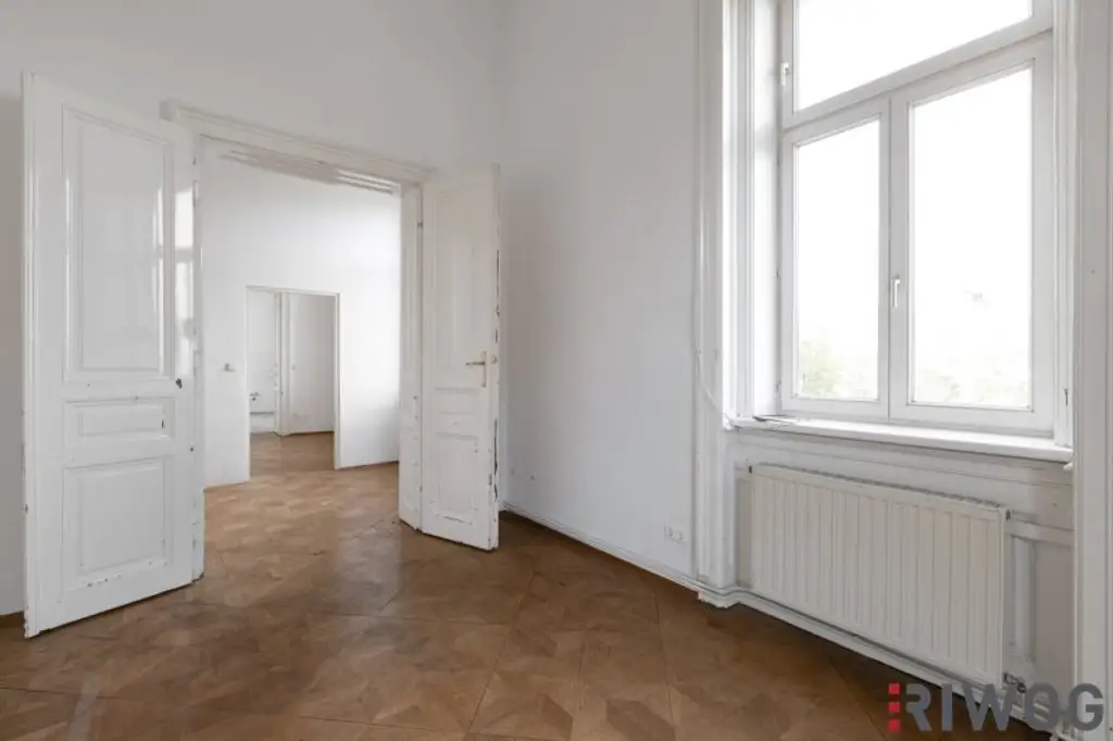 WIENTALBLICK | Lichtdurchflutete Wohnung in der historischen Villa Seutter mit 4,4m Raumhöhe & Blick auf denkmalgeschützte Linde | sanierungsbedürftig | + Garten optional
