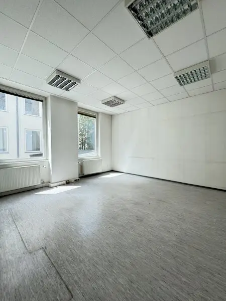 Zentrale Bürofläche mit 10 Zimmern und Stellplatz – ideal für Praxis oder Kanzlei