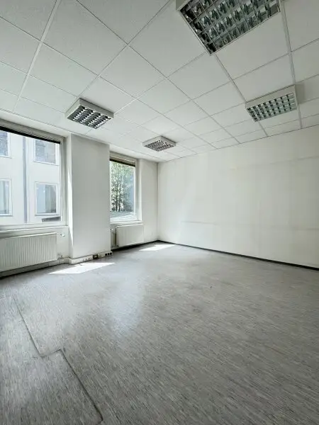 Zentrale Bürofläche mit 10 Zimmern und Stellplatz – ideal für Praxis oder Kanzlei