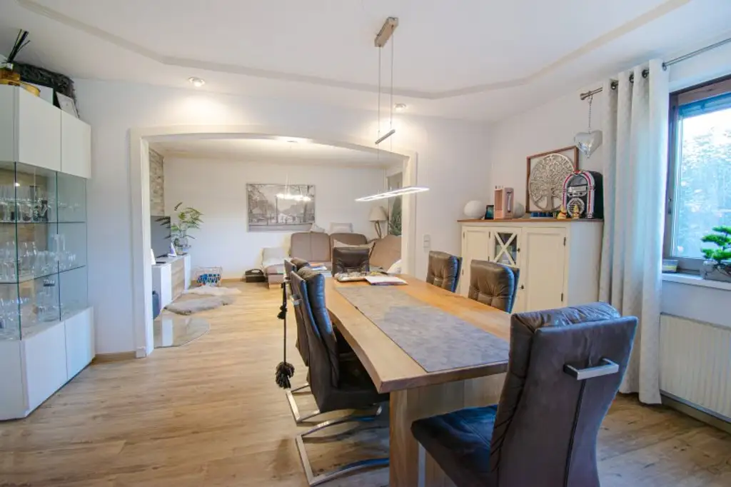 Modern & großzügig: Vollrenoviertes Mehrfamilienhaus mit Pool und Weinkeller