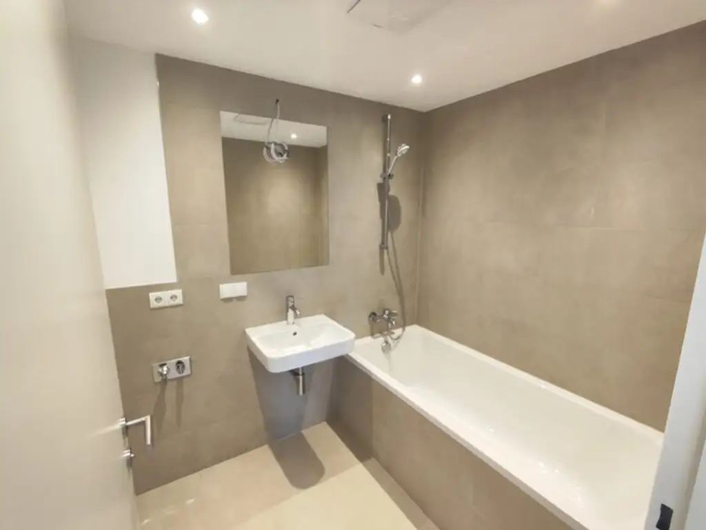Modern wohnen in Meidling! Neubau 2-Zimmer-Erstbezug mit Balkon im 4. Liftstock - Top50