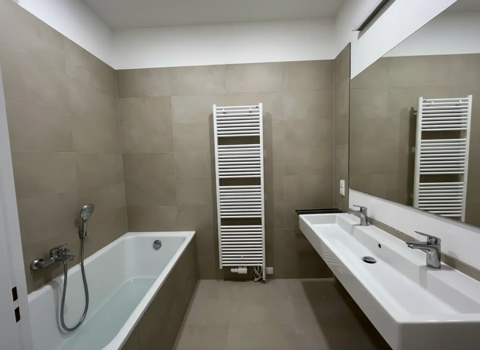 UNBEFRISTET und ERSTBEZUG: Prachtvolle, klimatisierte Wohnung in Top Lage / UNLIMITED and FIRST OCCUPANCY: Stunning, air-conditioned apartment