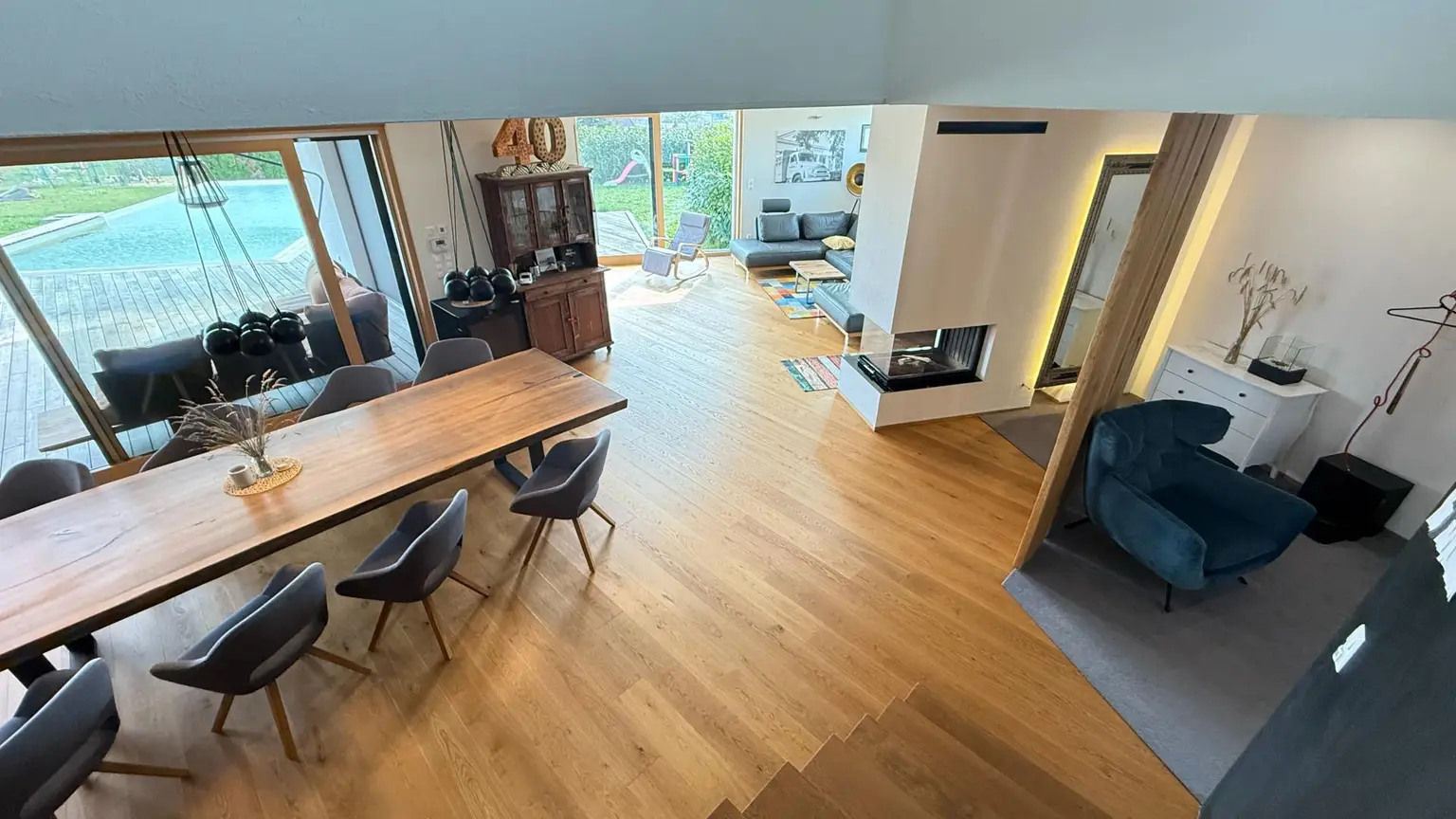 Blick von der Stiege in den Wohnbereich mit Kamin