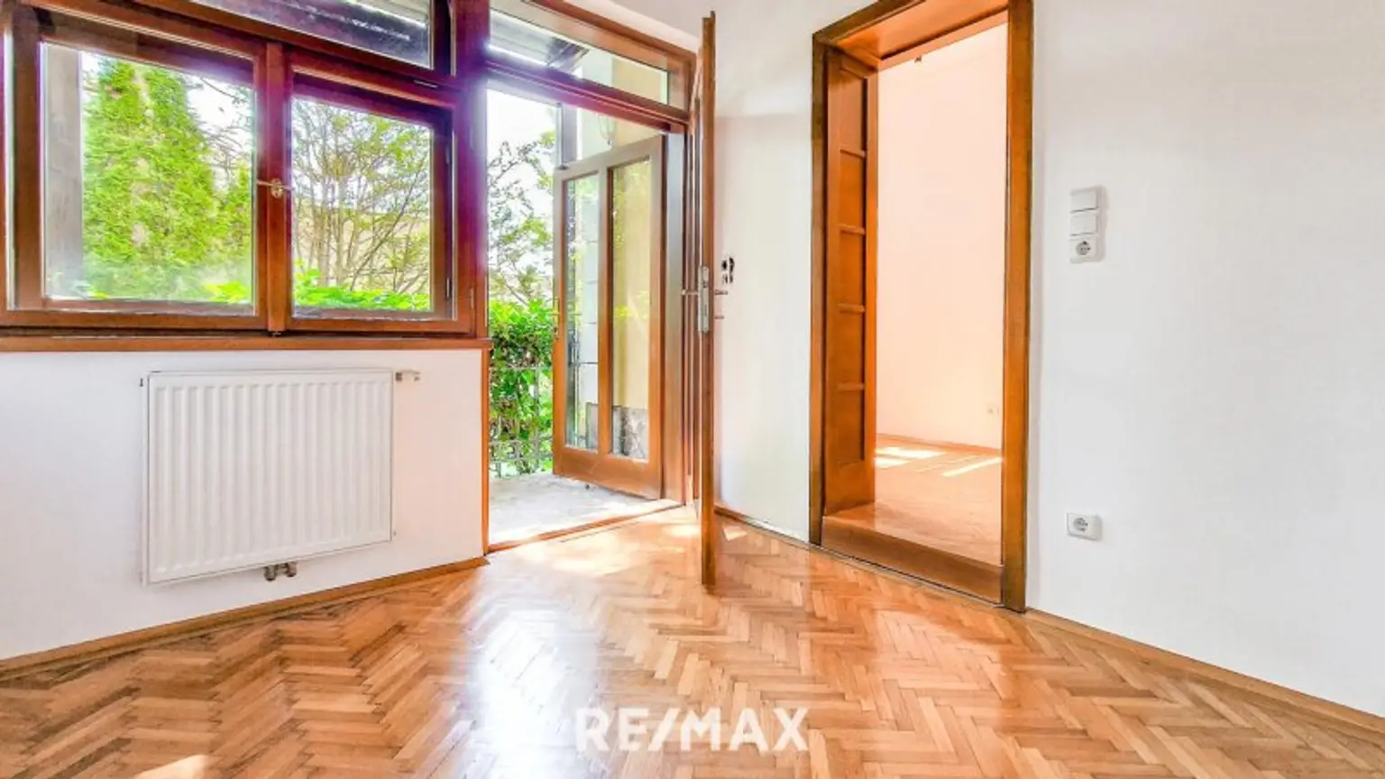 ZIMMER MIT VORZIMMER, BAD UND BALKON (HOCHPARTE