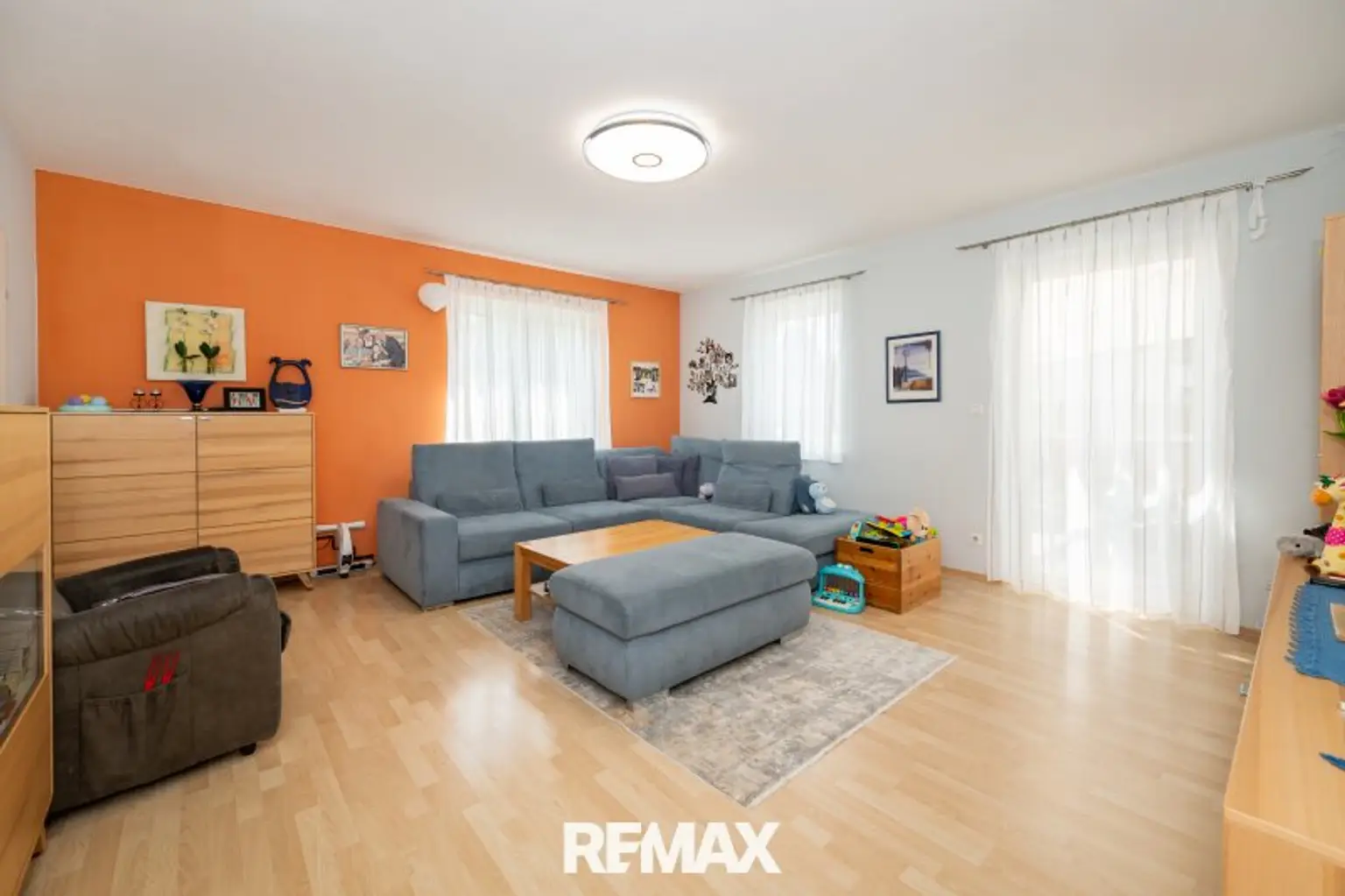Wohnzimmer mit Zugang zur Terrasse EG