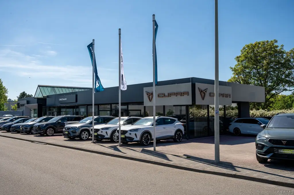 Modernes Autohaus mit exklusivem Showroom, Werkstatt und zusätzlicher Lagerhalle/Werkstatt