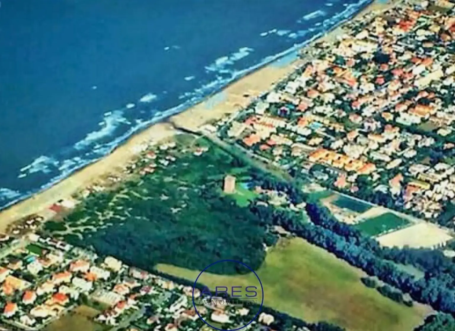 ITALIEN - Unweit von Rom wartet dieser herrliche Villenanteil innerhalb einer exklusiven Anlage mit Privatstrand auf Sie!