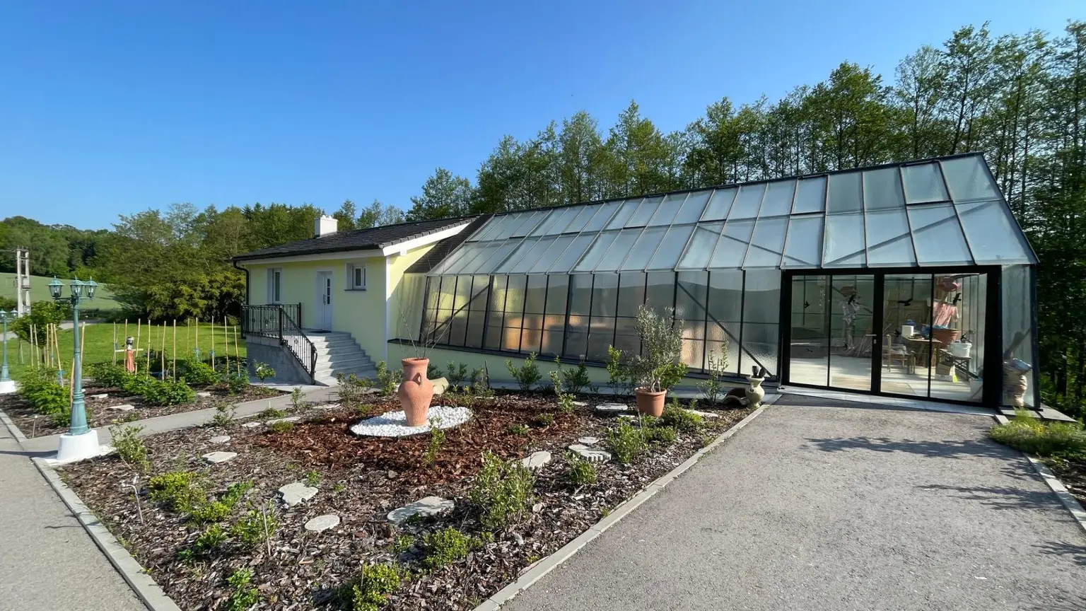 Gästehaus mit Glashaus