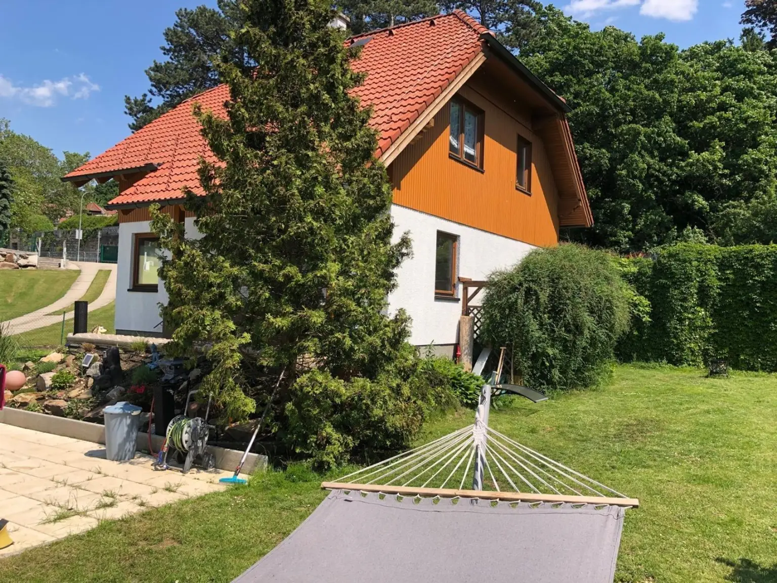"Solides Haus mit Garten und Pool"