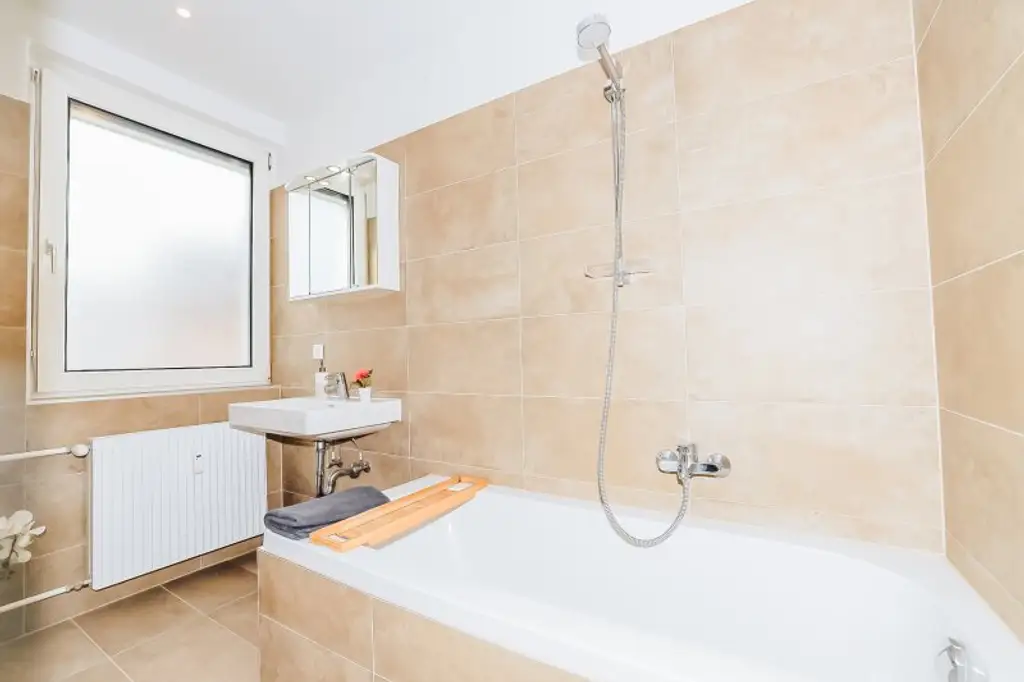 !! WOW !! I TOP-GRUNDRISS I BALKON I BADEWANNE I MODERN SANIERT I OFFENE KÜCHE I 4. STOCK MIT LIFT I HAUSTIERE WILLKOMMEN I PROJEKT WOHNEN I