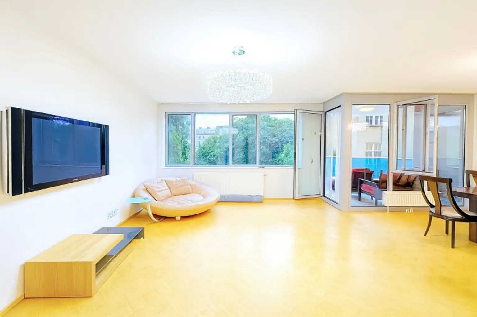 Möblierte Wohnung mit Balkon und Blick ins Grüne Nähe Karlskirche!!