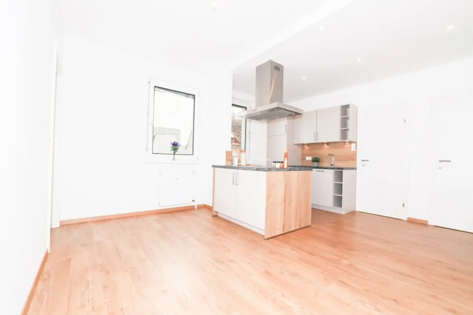!! WOW !! I TOP-GRUNDRISS I BALKON I BADEWANNE I MODERN SANIERT I OFFENE KÜCHE I 4. STOCK MIT LIFT I HAUSTIERE WILLKOMMEN I PROJEKT WOHNEN I