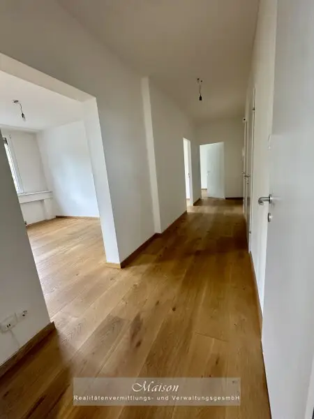 DIREKT AM KURPARK BAD VÖSLAU - SONNIGES FAMILIENEIGENTUM MIT LOGGIA IN TOPZUSTAND