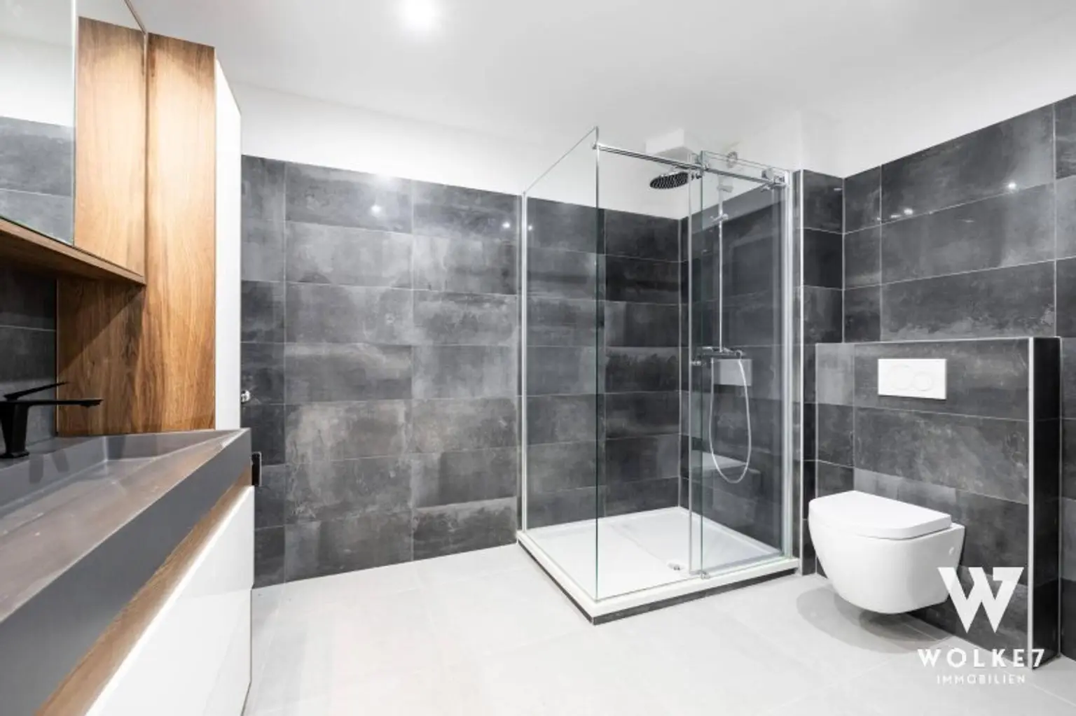 Erstbezug nach Renovierung! 3 Zimmer Wohnung mit Balkon und Lift