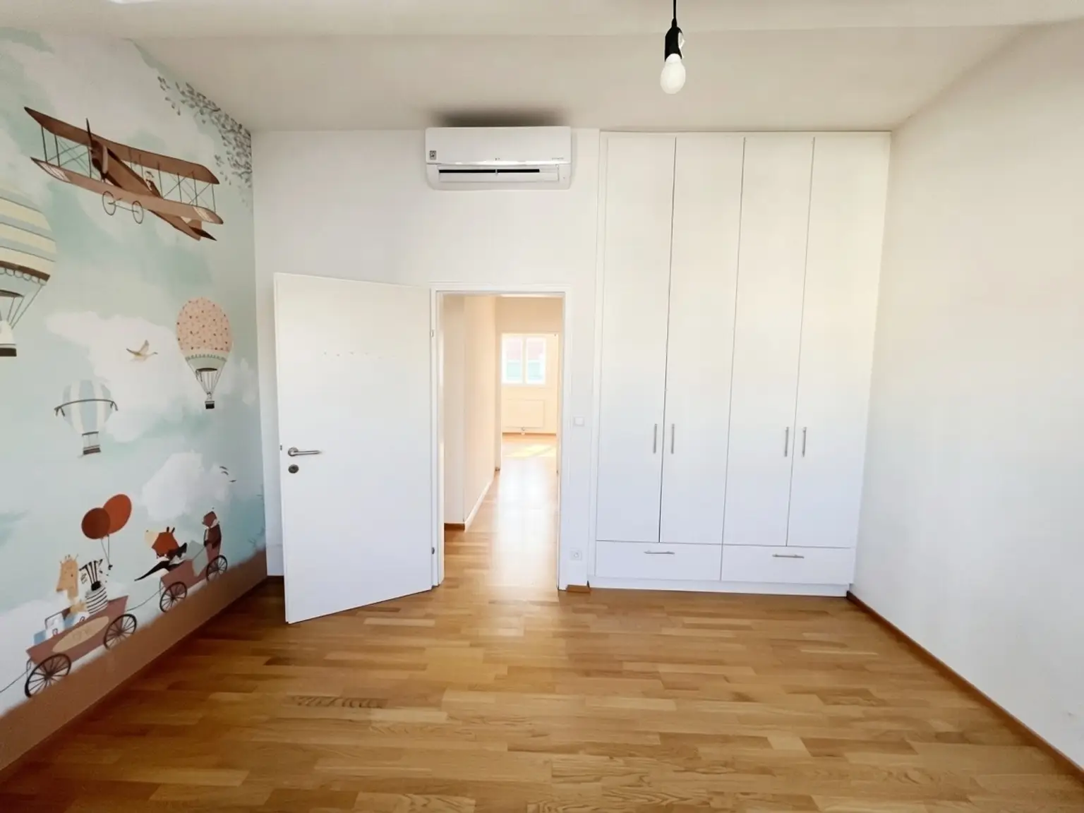 UNBEFRISTET: Klimatisierte Dachgeschosswohnung mit Loggien in Botschaftsviertel