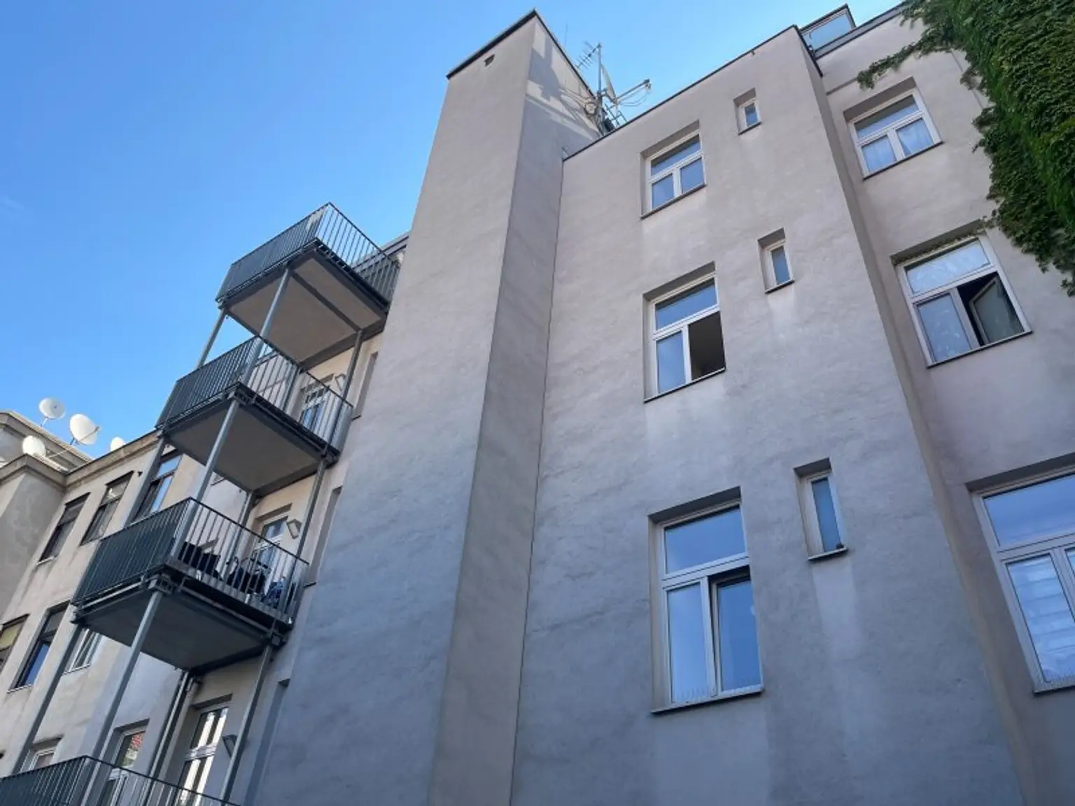 NÄHE ANTONSPARK: DG-Maisonettewohnung mit vollausgestatteter Küche u. tw. luftige Raumhöhe