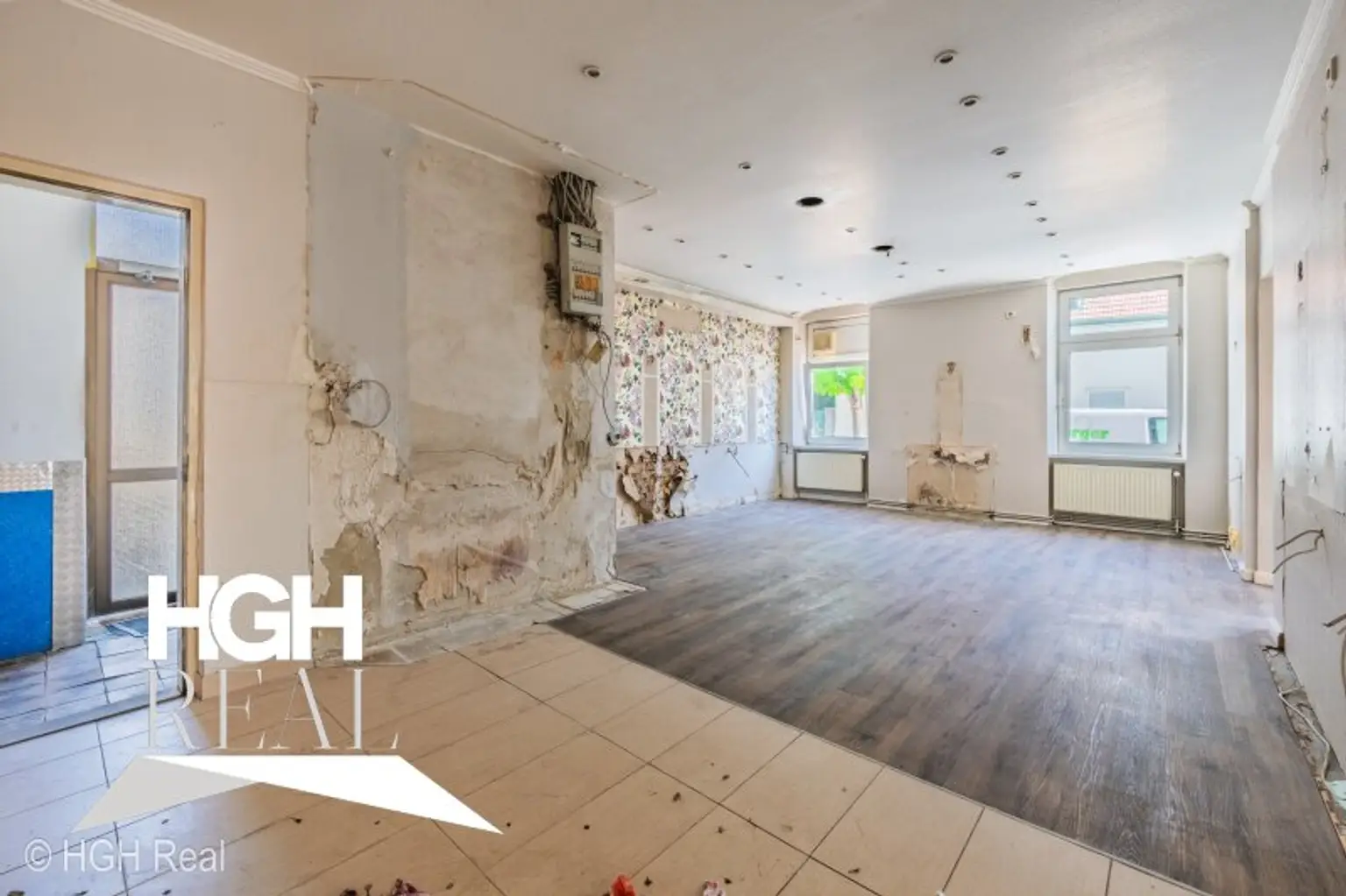 2325 Himberg Großes Grundstück mit heller beheizter HALLE, Außenfläche und bestandsfreiem Mehrparteienhaus mitten in Himberg