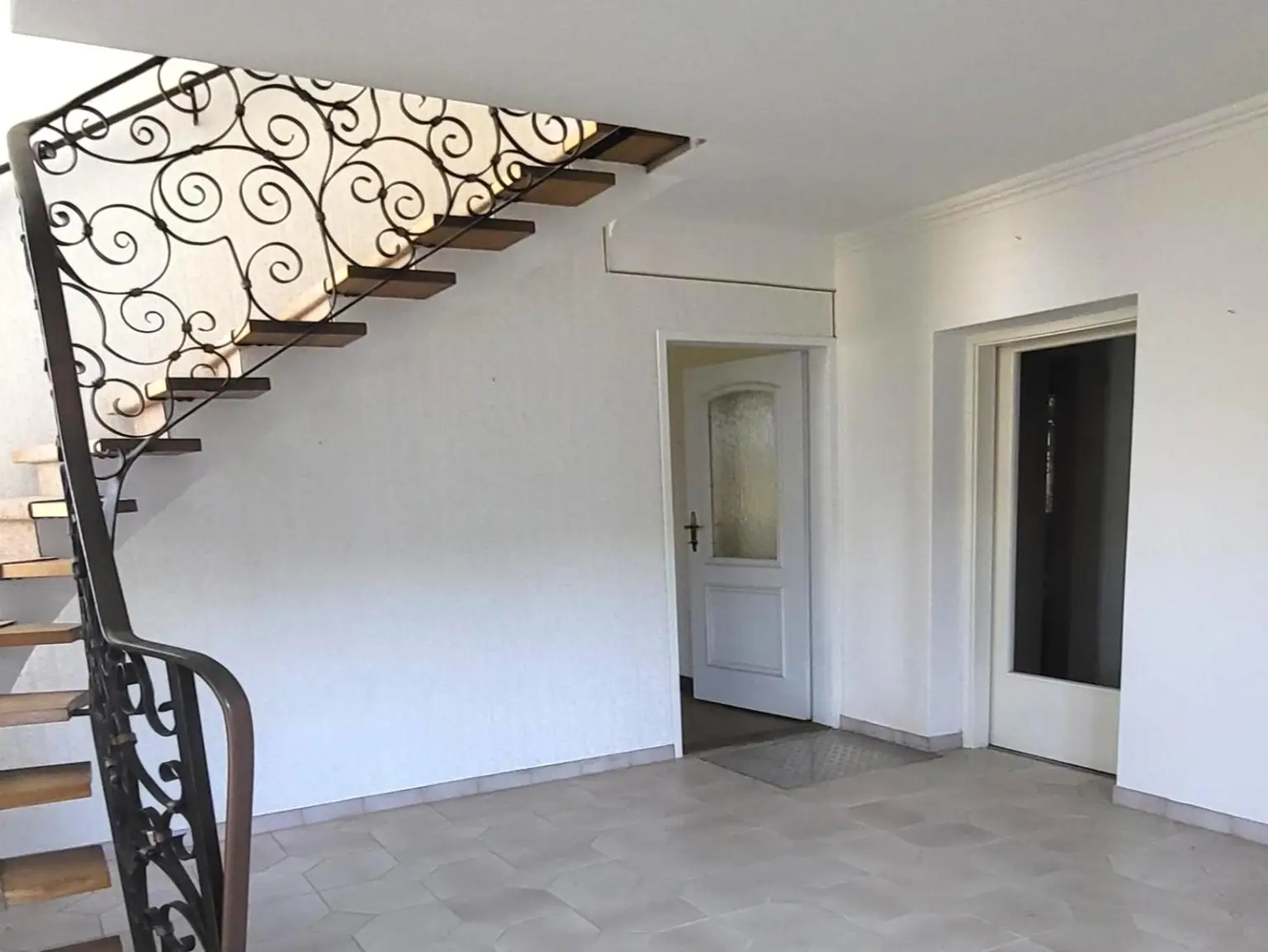 MASSIVHAUS MIT IDYLLISCHEM GARTEN IN SCHÖNER HÖHEN-AUSSICHTSLAGE