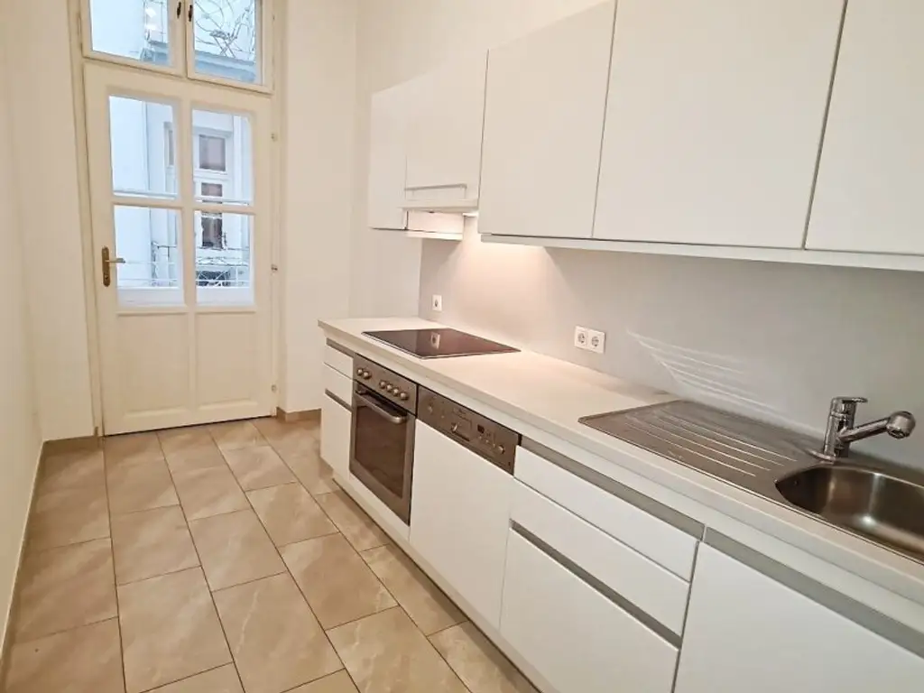 AM GRABEN-NÄHE, 95 m2 Altbau mit Balkon, 2 Zimmer, Komplettküche, Wannenbad, Parketten, 4. Liftstock, Flügeltüren, Spiegelgasse