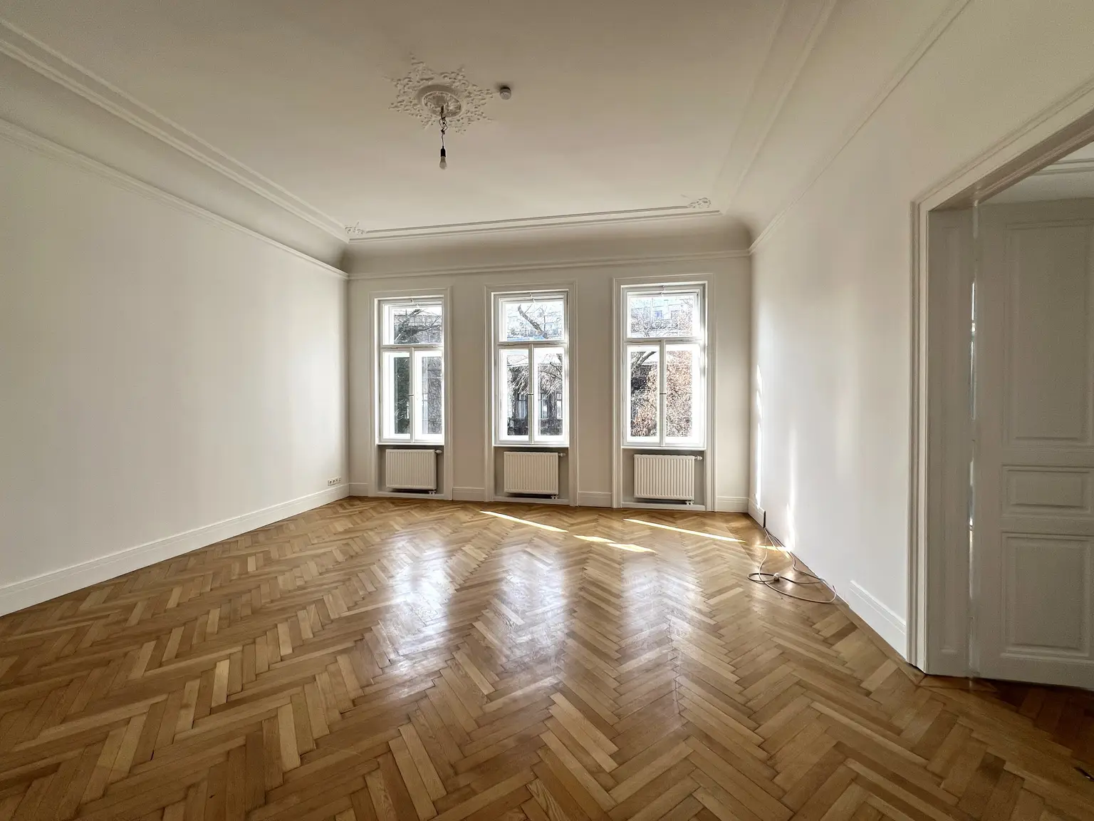In Vorbereitung: Ansprechendes Apartment mit Terrasse und mit Blick in palais-artigen Garten / Exquisite apartment with terrace and view of the palatial garden