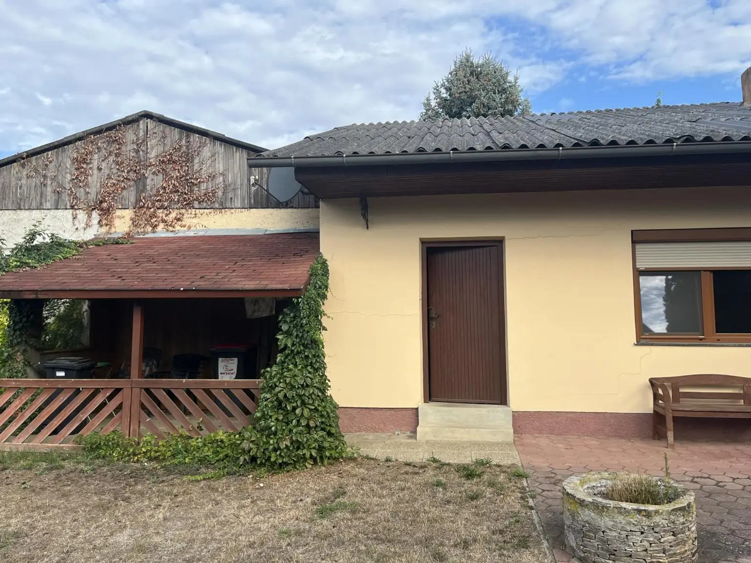 Abstellraum u. überdachtes Platzerl