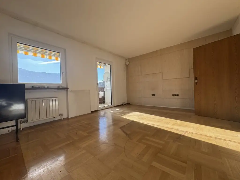 *geräumige 3 Zimmer Wohnung mit extra Küche, Balkon und Garage! Super schöne Aussicht inkludiert!