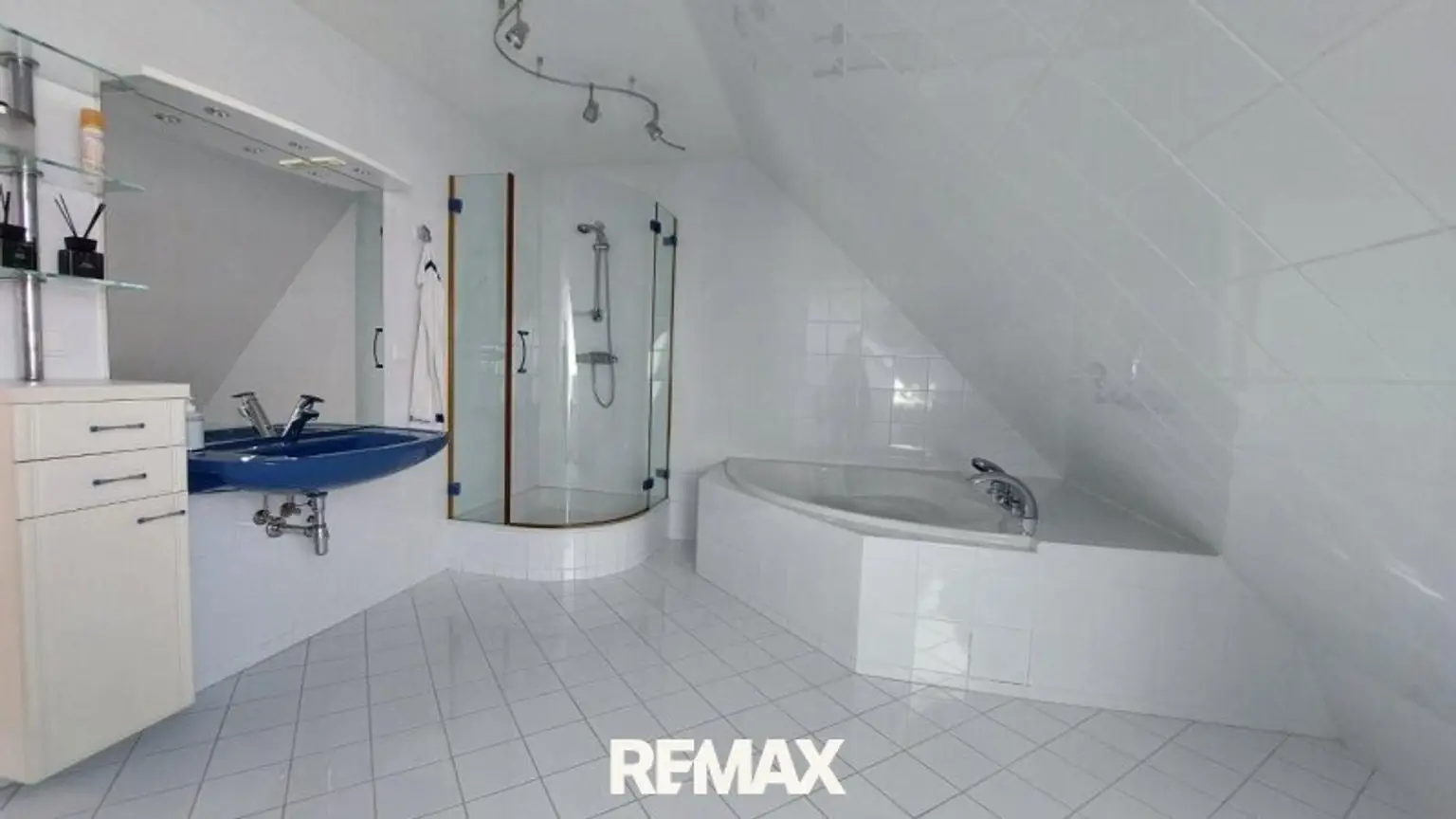 12 Bad mit Eckwanne und Dusche DG ETW 1220